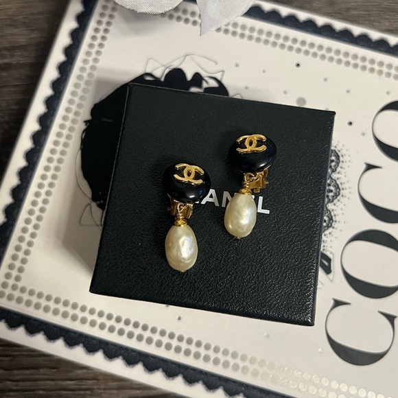 Chanel Vintage Faux Pearl & Resin CC Gold Clip-On Earrings - Picture 1 of 10